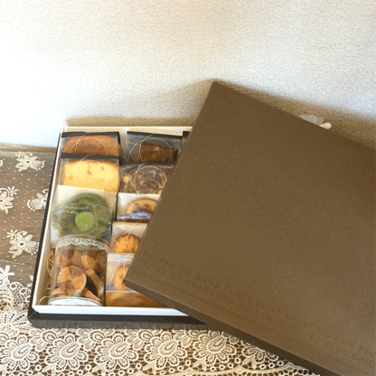 ギフトボックス（M）２０個入り【焼菓子ギフト】
ギフトボックス（M）２０個入り お菓子 焼き菓子 ギフト 詰め合わせ 初節句 内祝い 出産内祝い 結婚内祝い 快気祝い 法事 御供 香典返し お中元 スイーツ お返し 人気
