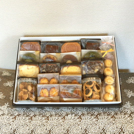 ギフトボックス（M）２０個入り【焼菓子ギフト】
ギフトボックス（M）２０個入り お菓子 焼き菓子 ギフト 詰め合わせ 初節句 内祝い 出産内祝い 結婚内祝い 快気祝い 法事 御供 香典返し お中元 スイーツ お返し 人気