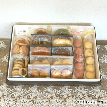 ギフトボックス（S）１４個入り【焼菓子ギフト】
ギフトボックス（S）１４個入り お菓子 焼き菓子 ギフト 詰め合わせ 初節句 内祝い 出産内祝い 結婚内祝い 快気祝い 法事 御供 香典返し お中元 スイーツ お返し 人気