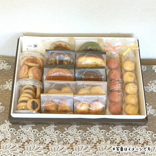 ギフトボックス（S）１４個入り【焼菓子ギフト】
ギフトボックス（S）１４個入り お菓子 焼き菓子 ギフト 詰め合わせ 初節句 内祝い 出産内祝い 結婚内祝い 快気祝い 法事 御供 香典返し お中元 スイーツ お返し 人気